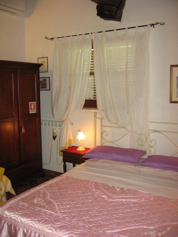 La Capanna Di Sovestro Hotel Сан Джиминяно Стая снимка